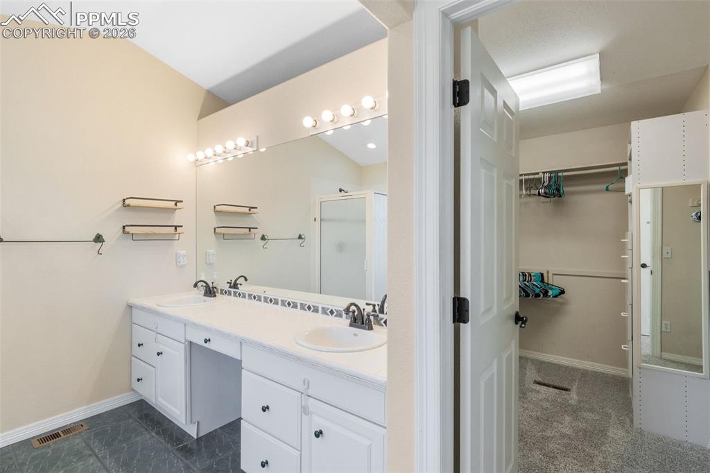 Image 21 of 38: Bathroom