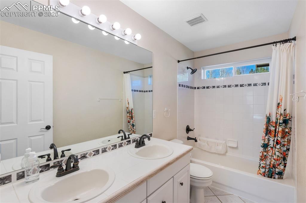 Image 26 of 38: Bathroom