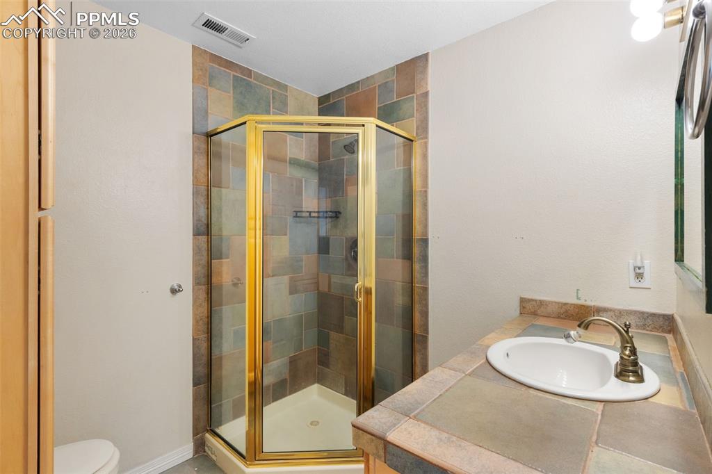 Image 31 of 38: Bathroom