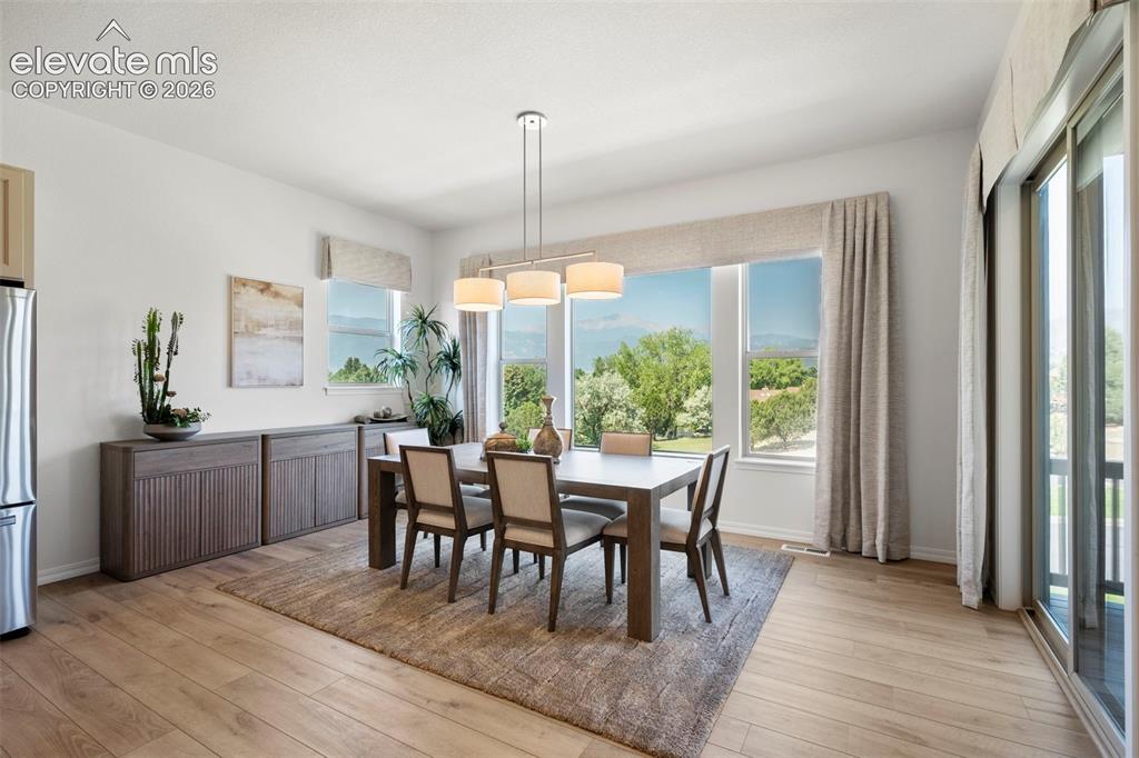 Image 16 of 50: Walkout dining for easy entertaining of family friends