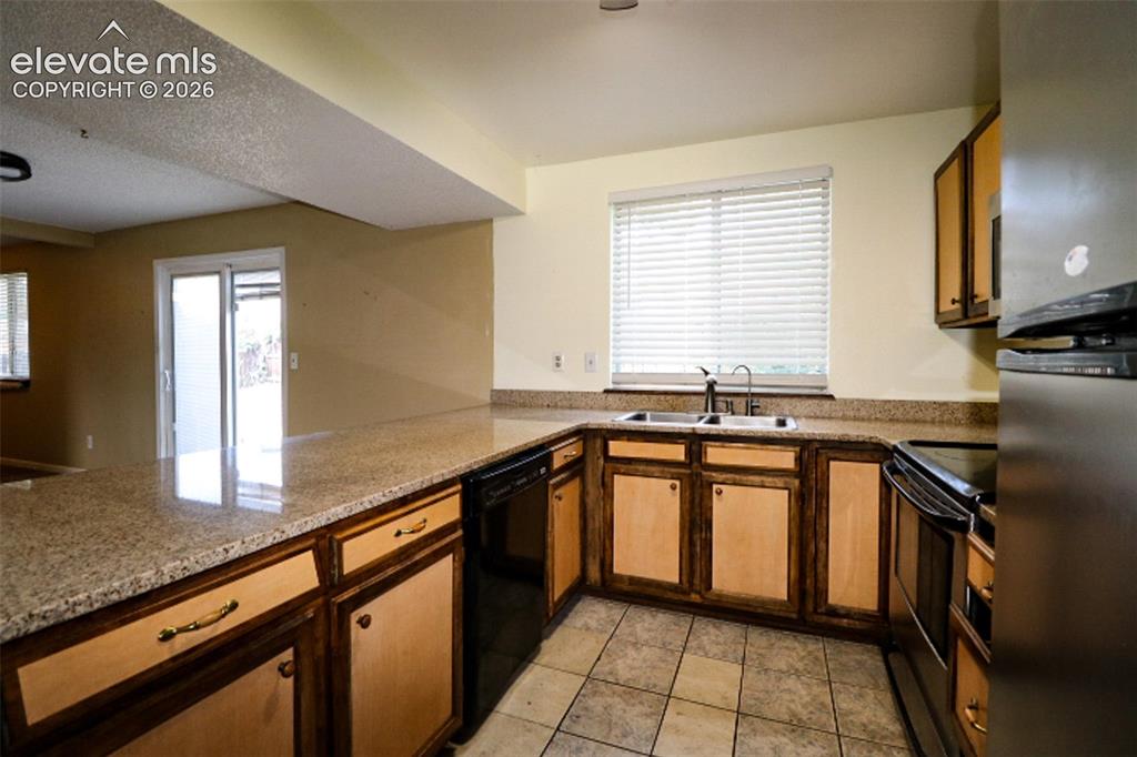 Image 10 of 31: Kitchen