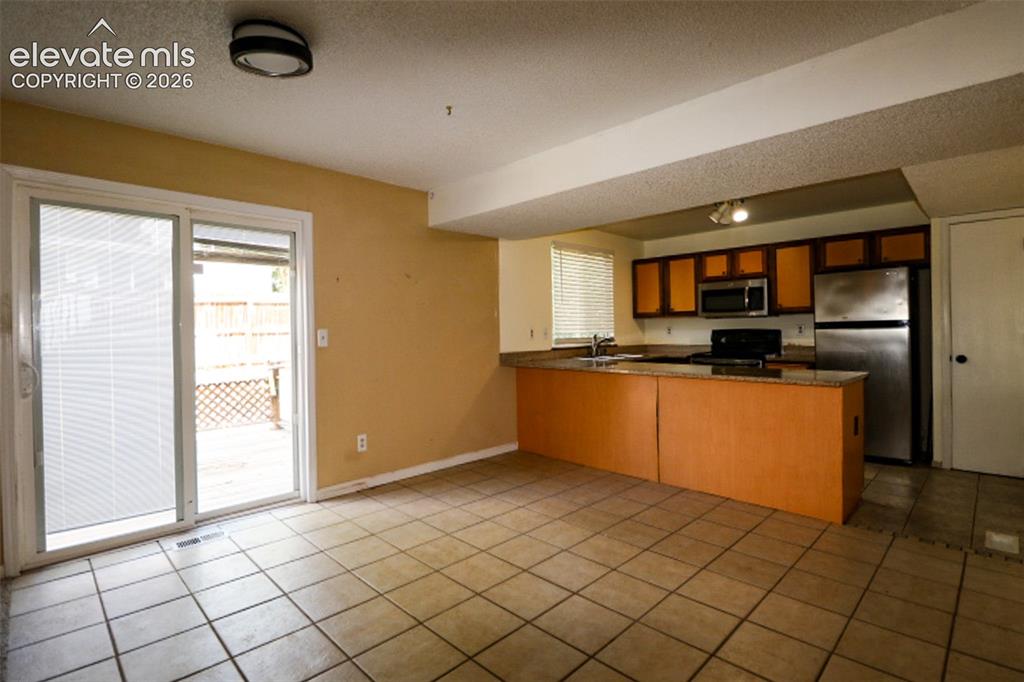 Image 12 of 31: Kitchen