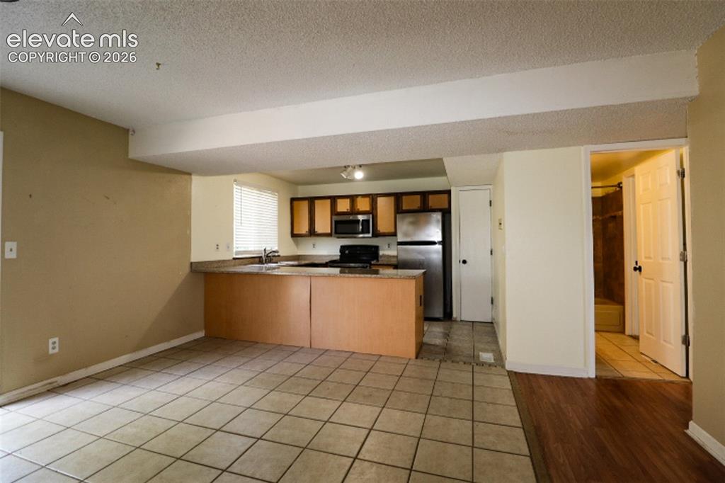 Image 13 of 31: Kitchen