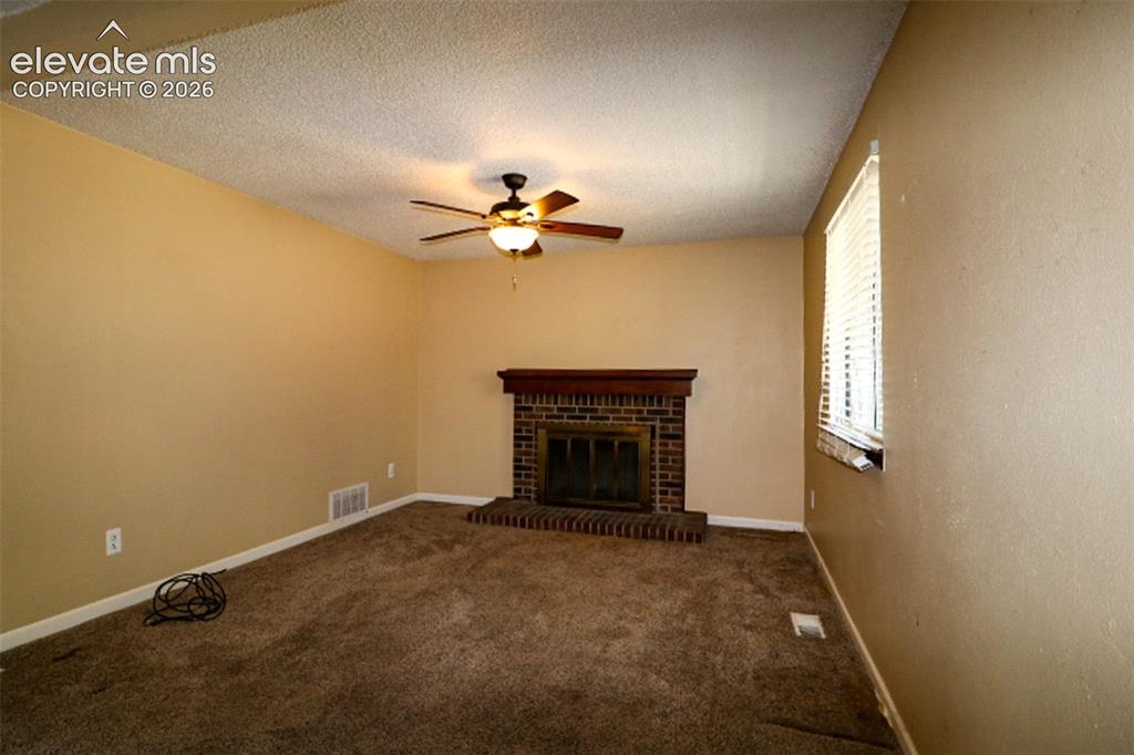 Image 14 of 31: Living Room