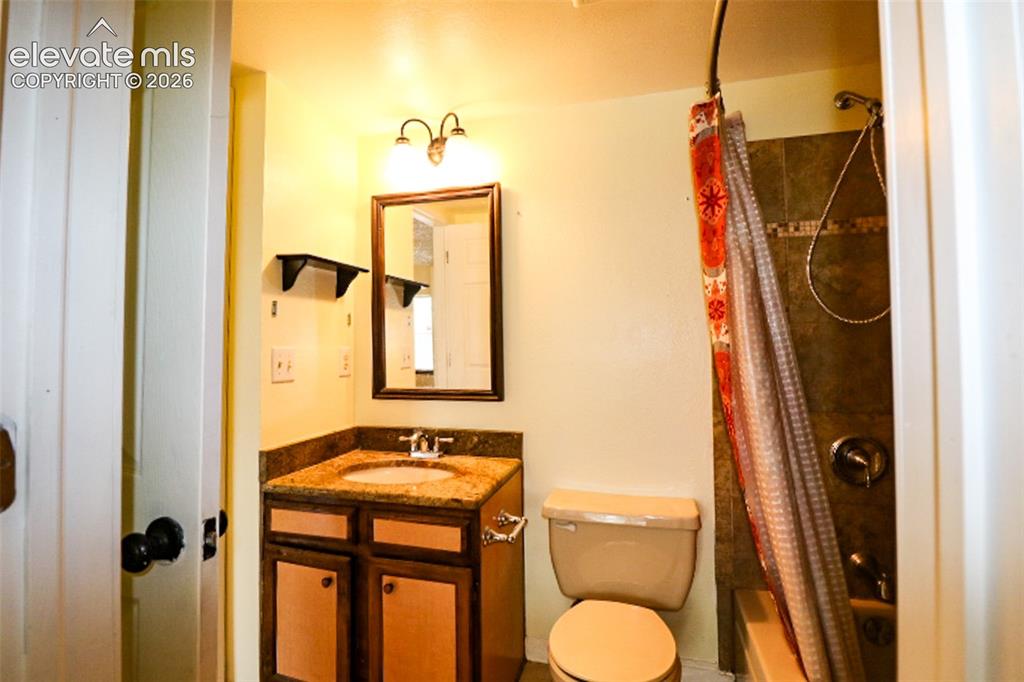 Image 18 of 31: Bathroom