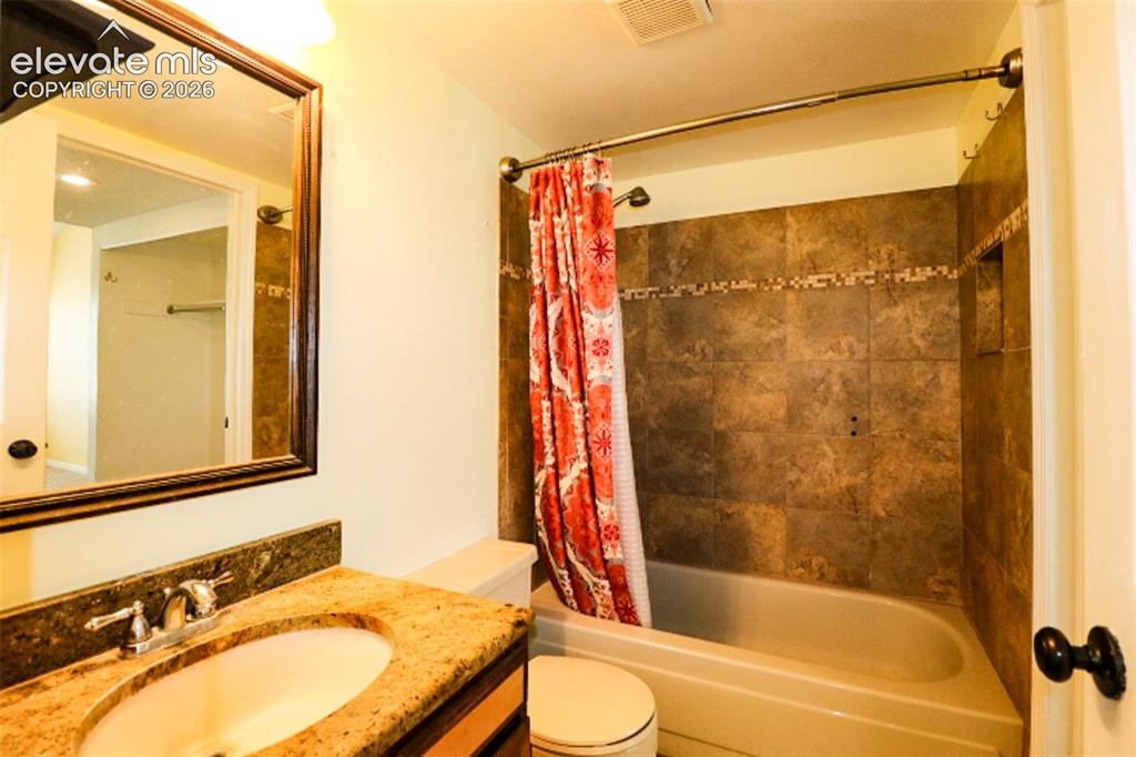 Image 19 of 31: Bathroom
