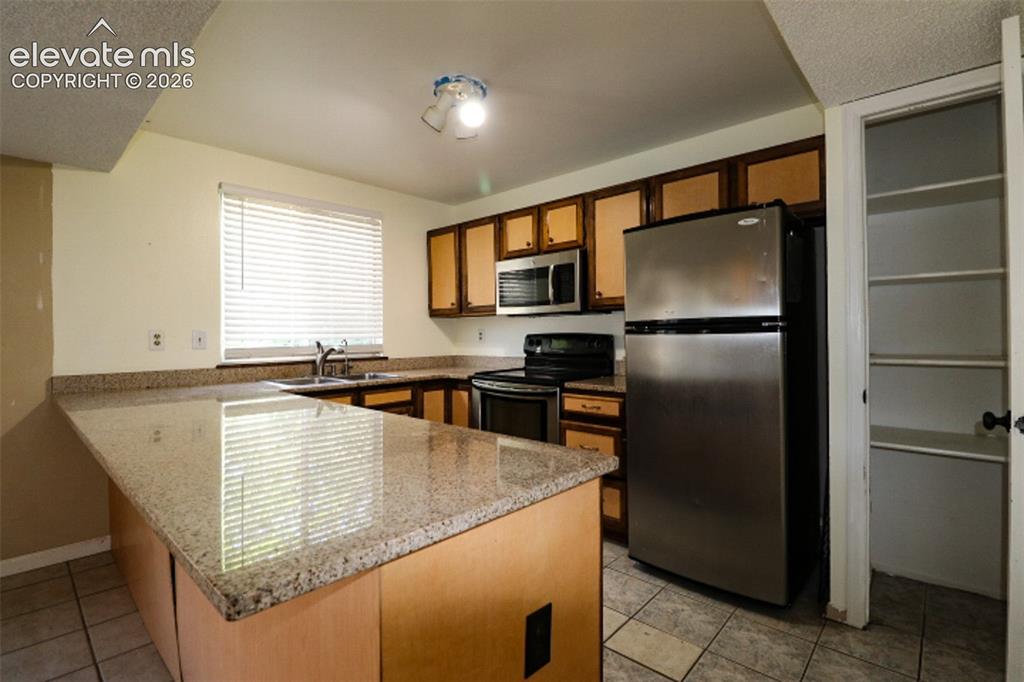 Image 9 of 31: Kitchen