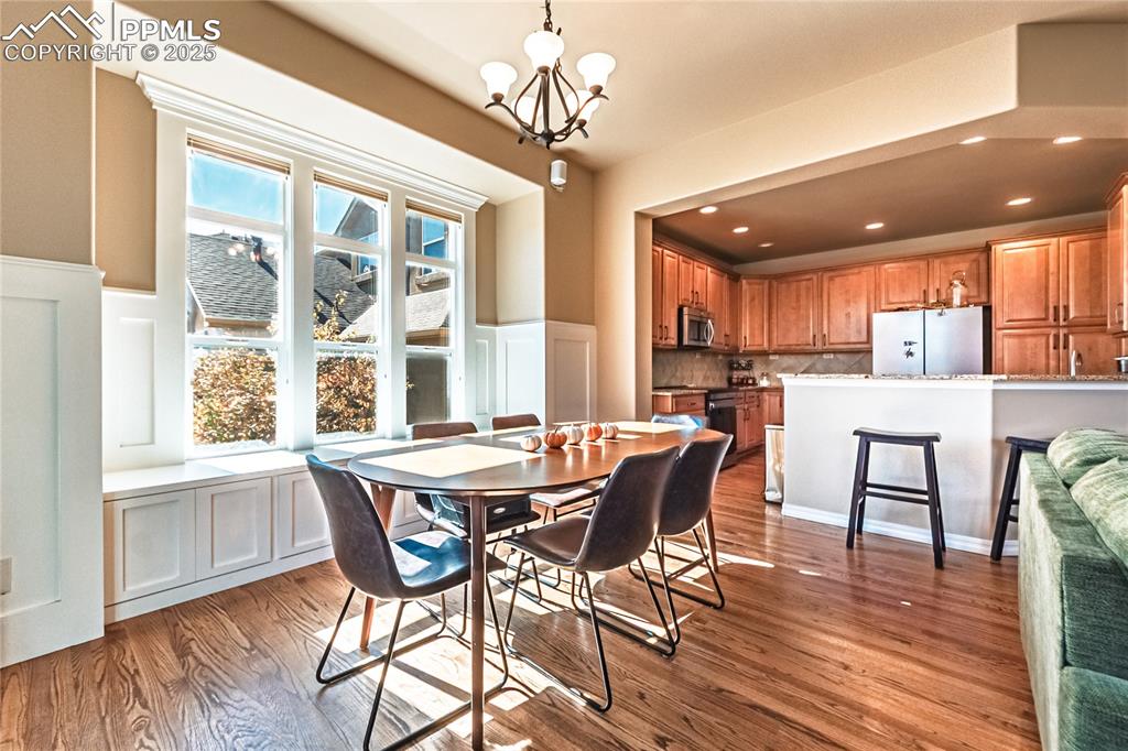 Image 18 of 47: Dining Area