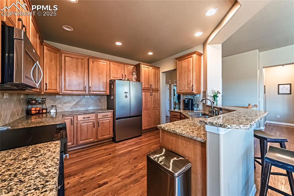 Image 21 of 47: Kitchen