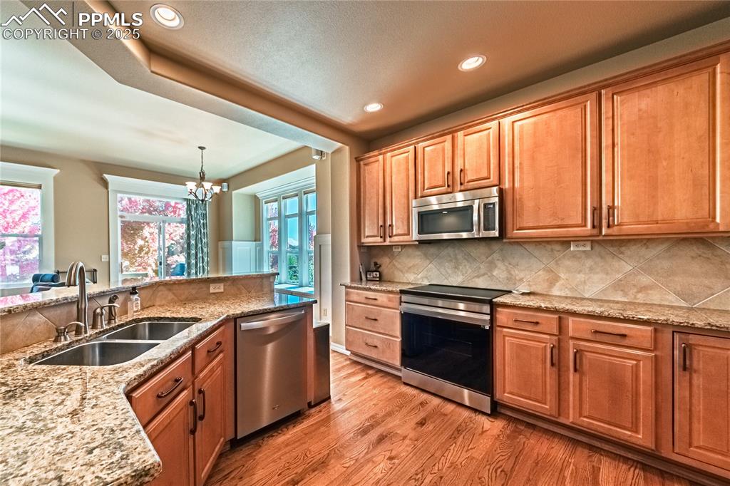 Image 23 of 47: Kitchen