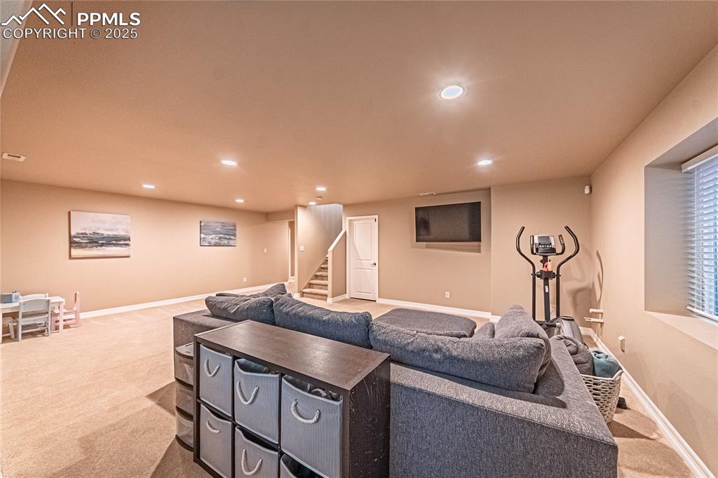 Image 34 of 47: Living Room