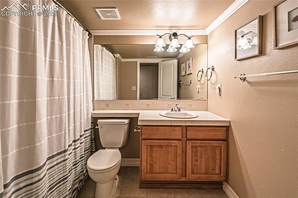 Image 40 of 47: Bathroom