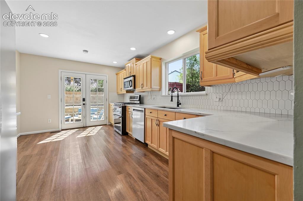 Image 10 of 48: Kitchen quartz coutertops