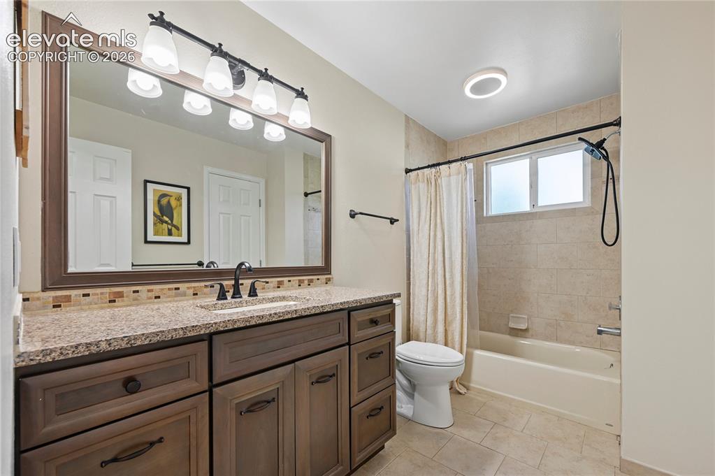 Image 17 of 48: Full Bathroom