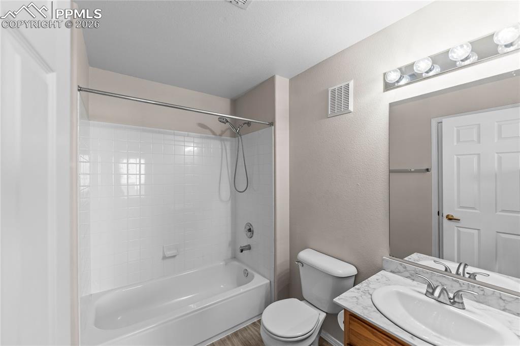 Image 14 of 28: Bathroom