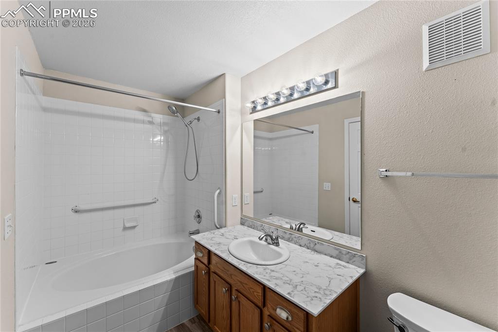 Image 19 of 28: Bathroom