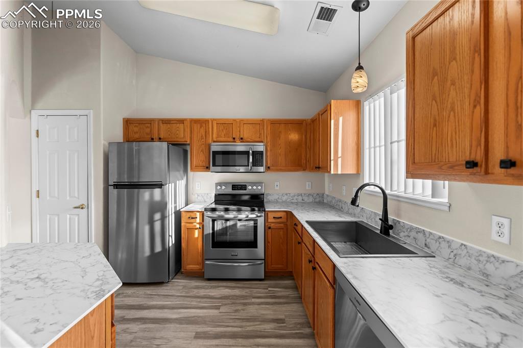 Image 9 of 28: Kitchen