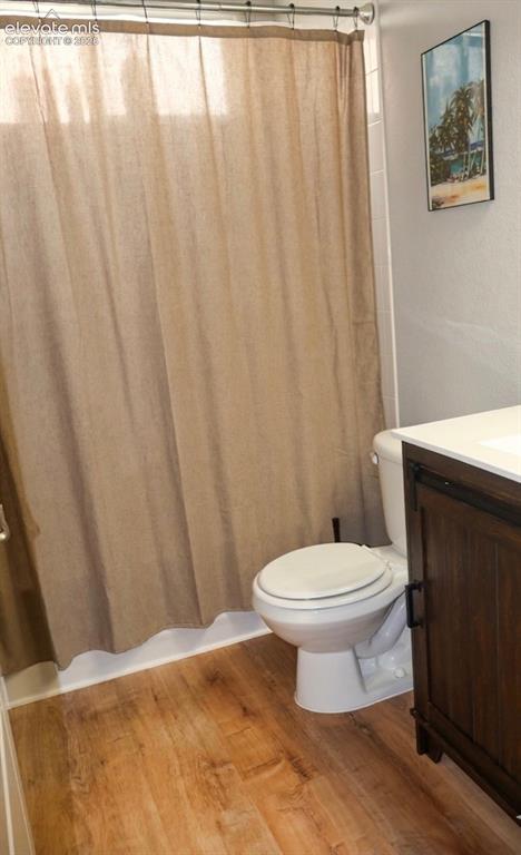 Image 20 of 27: 2nd Bathroom