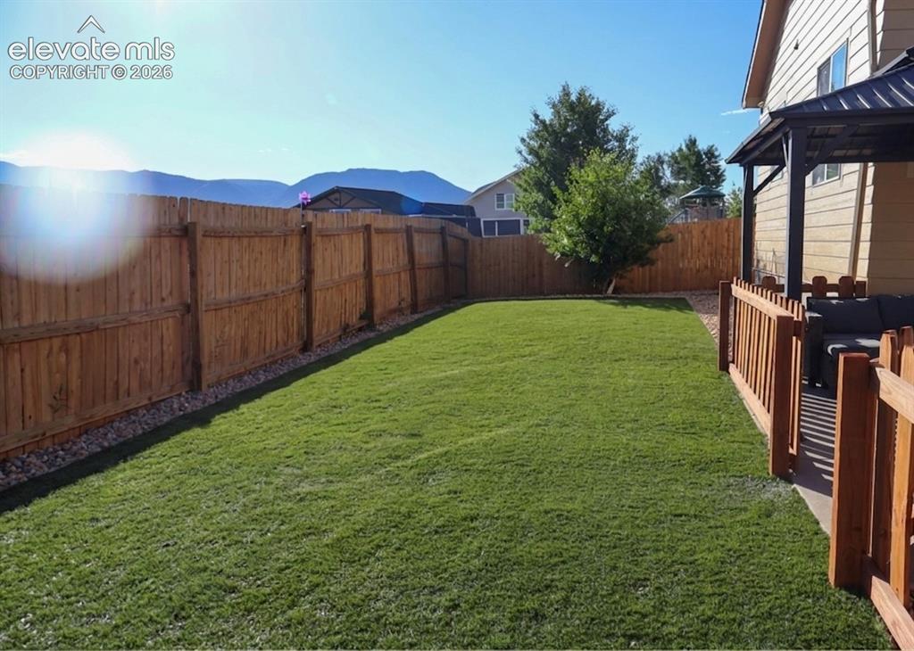 Image 21 of 27: Yard