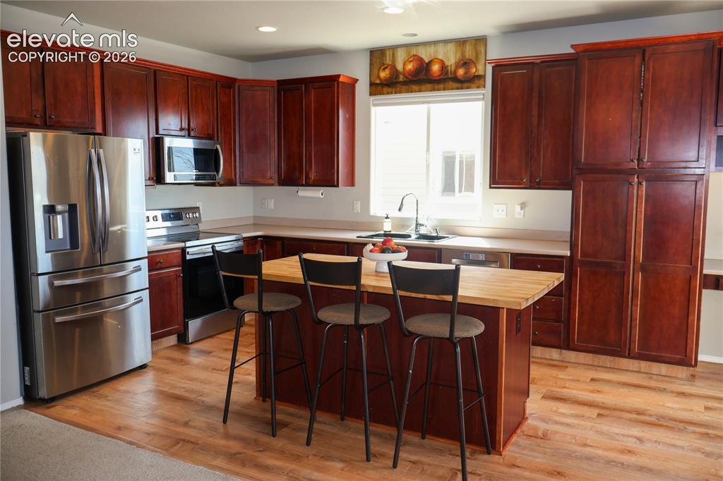 Image 5 of 27: Kitchen