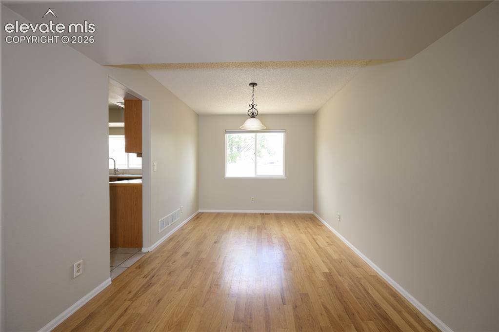 Image 12 of 36: Dining Room