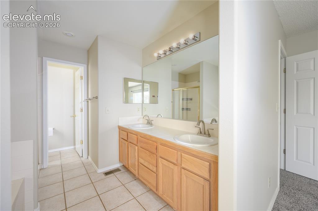 Image 18 of 36: Primary 5 piece bathroom