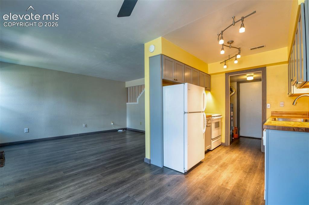 Image 11 of 31: Kitchen