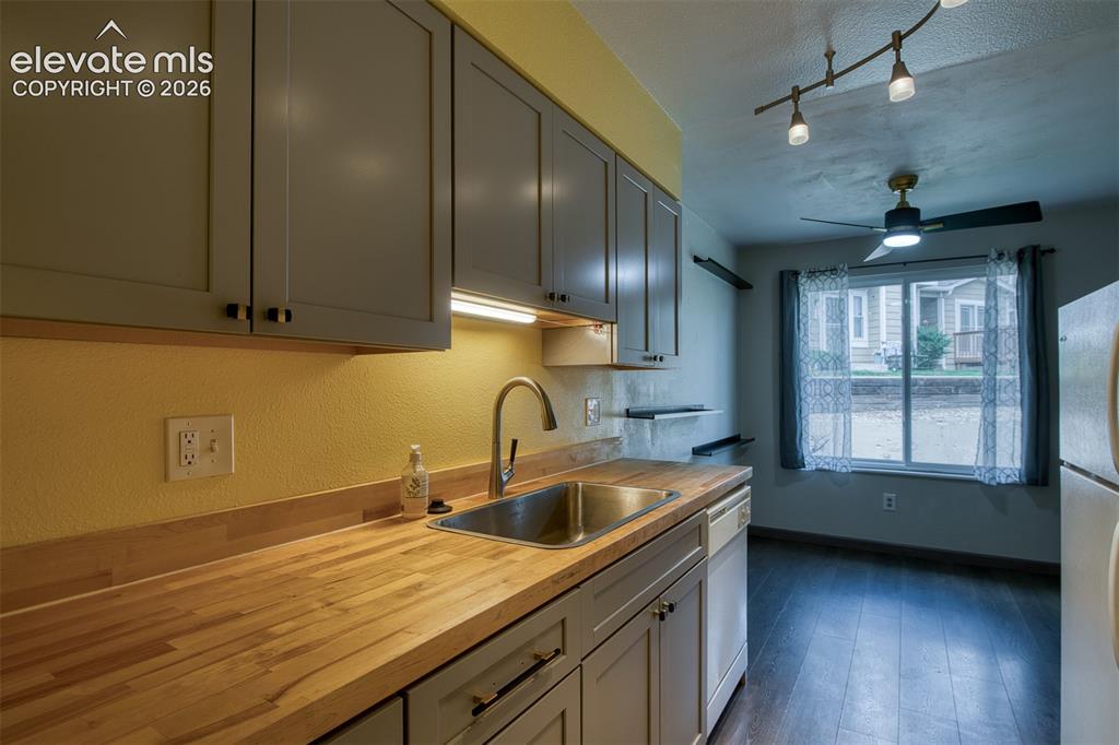 Image 12 of 31: Kitchen