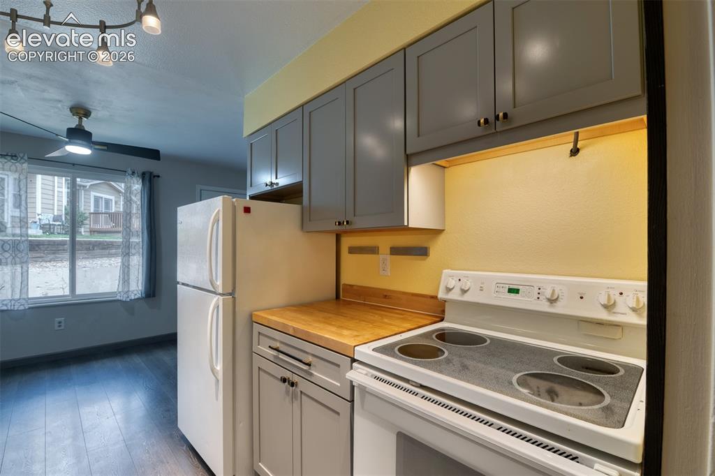 Image 13 of 31: Kitchen