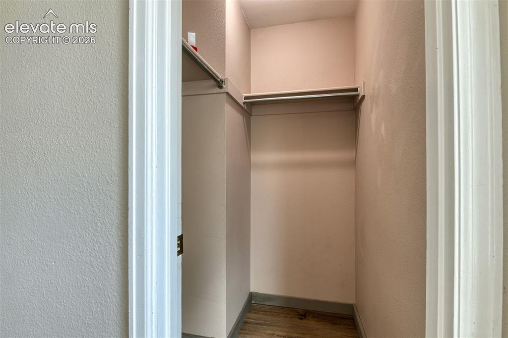 Image 21 of 31: Closet