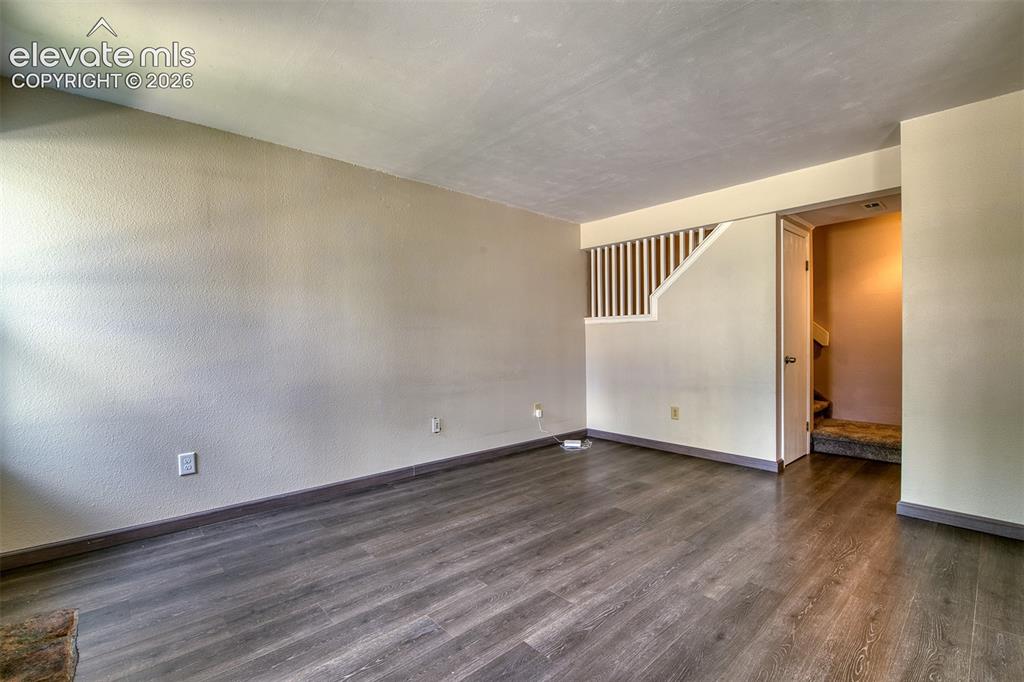 Image 4 of 31: Living Room