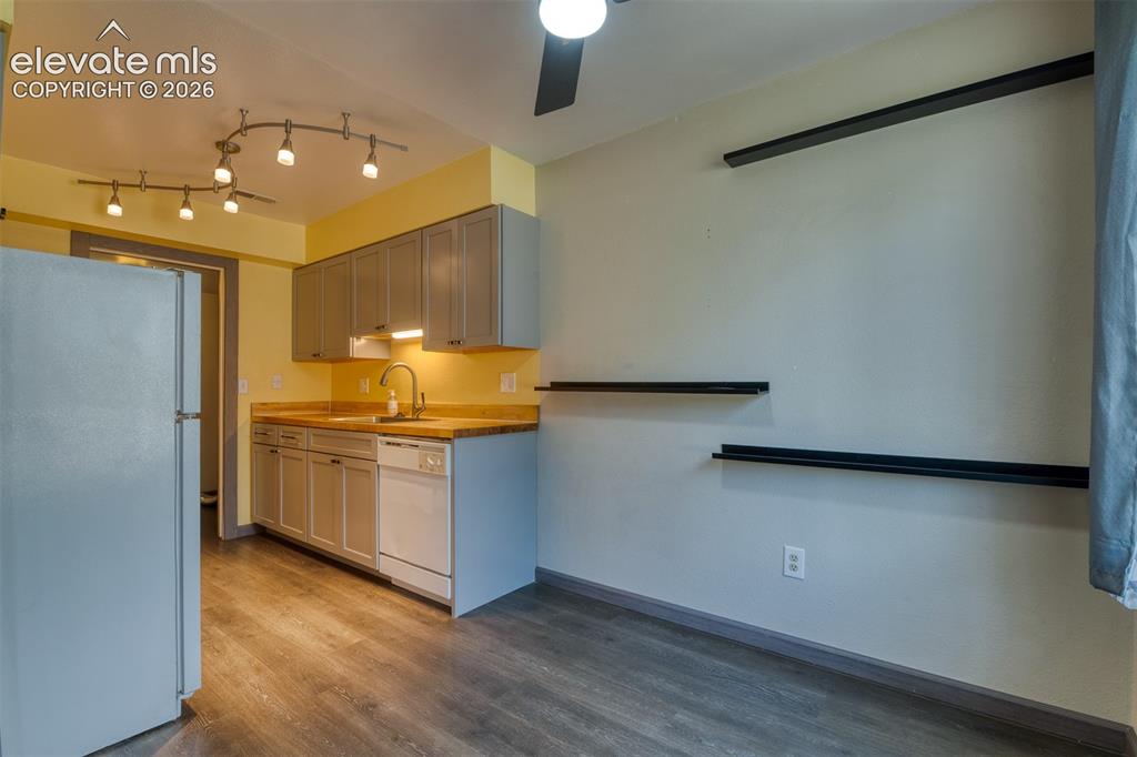Image 9 of 31: Kitchen