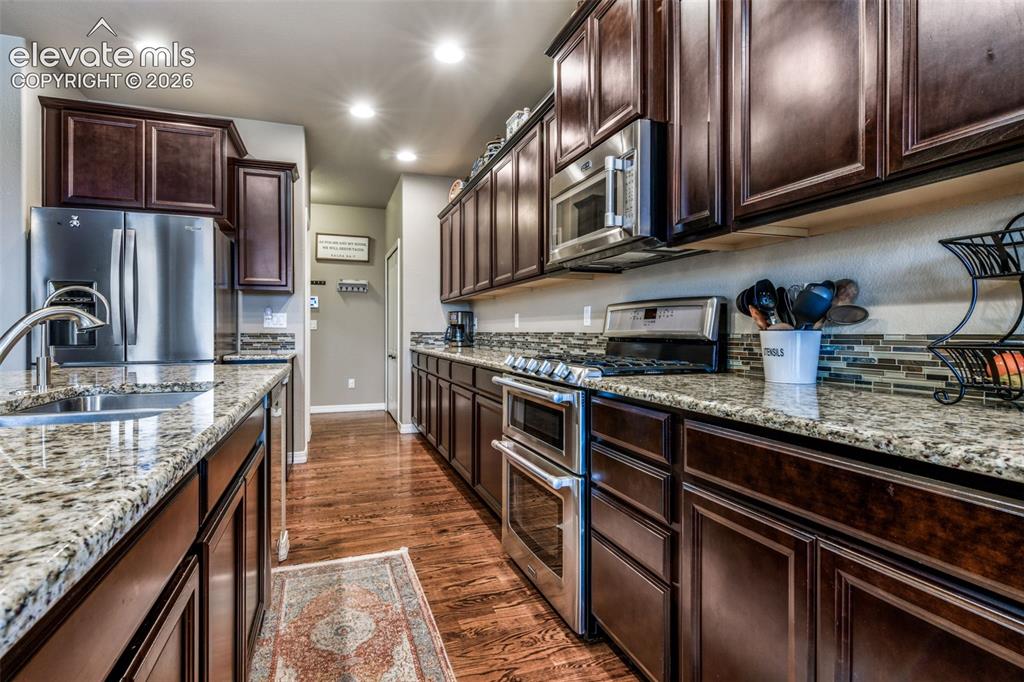 Image 13 of 50: Kitchen