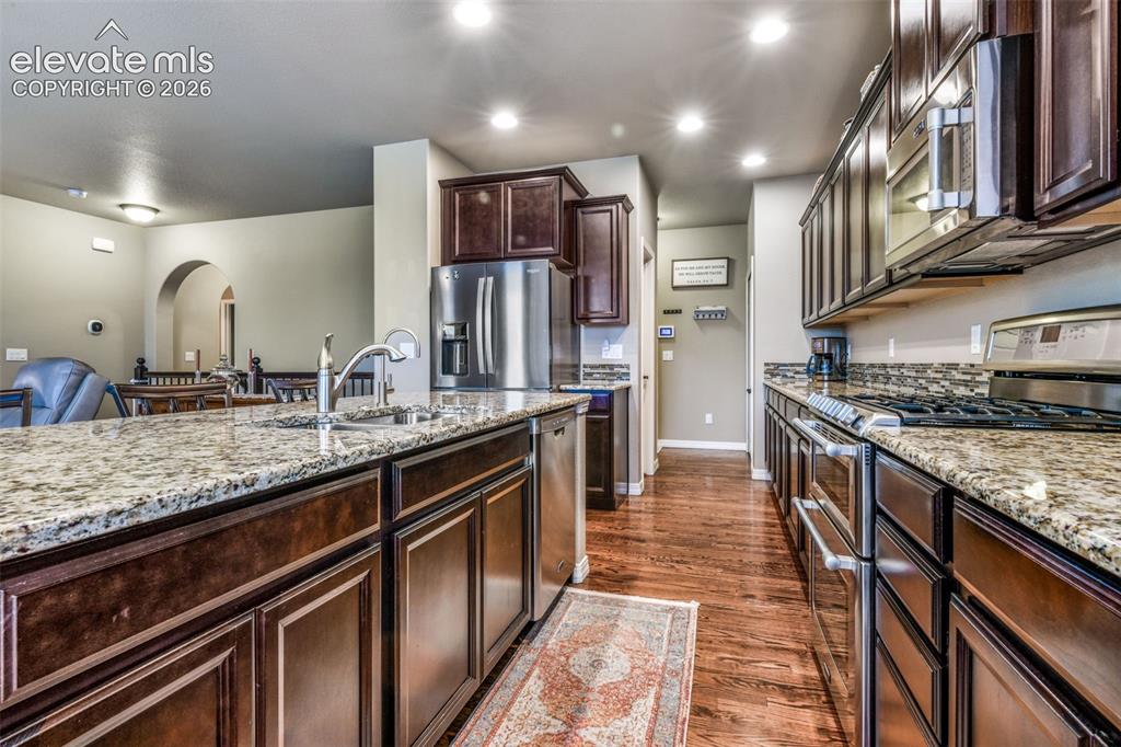 Image 14 of 50: Kitchen