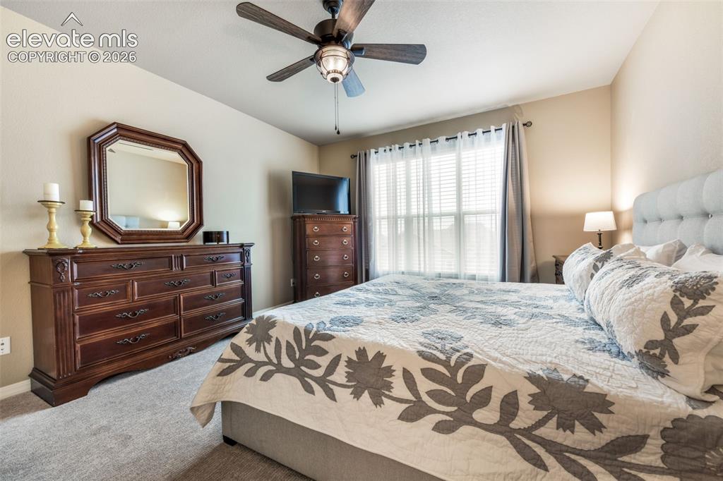 Image 19 of 50: Bedroom