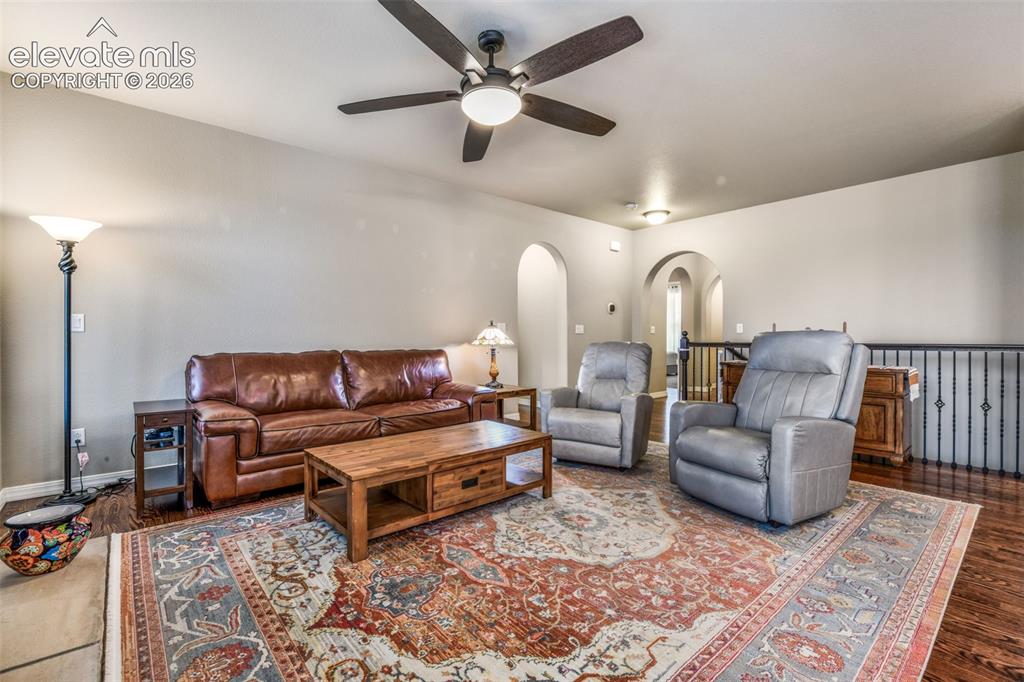 Image 8 of 50: Living Room