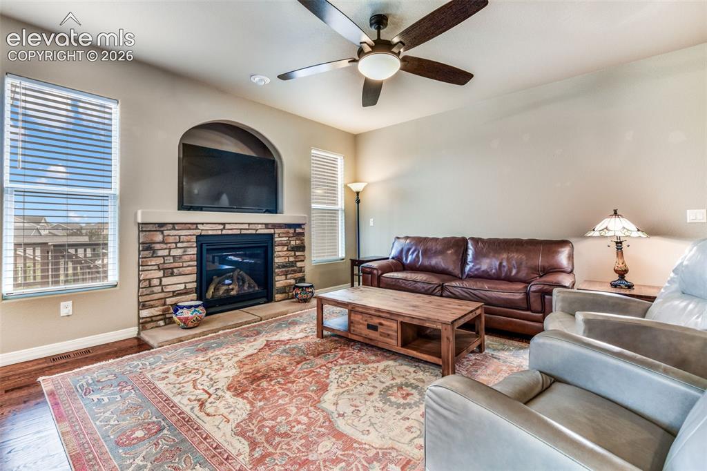 Image 9 of 50: Living Room