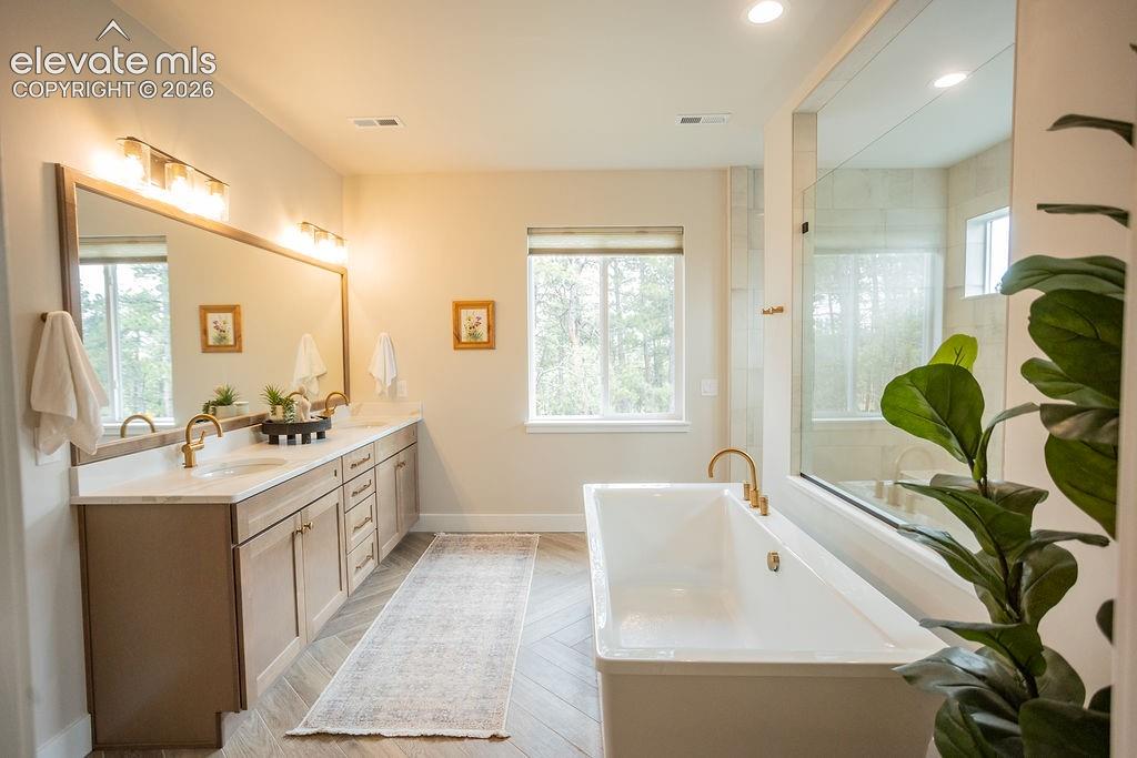 Image 21 of 42: Primary 5-piece Bathroom