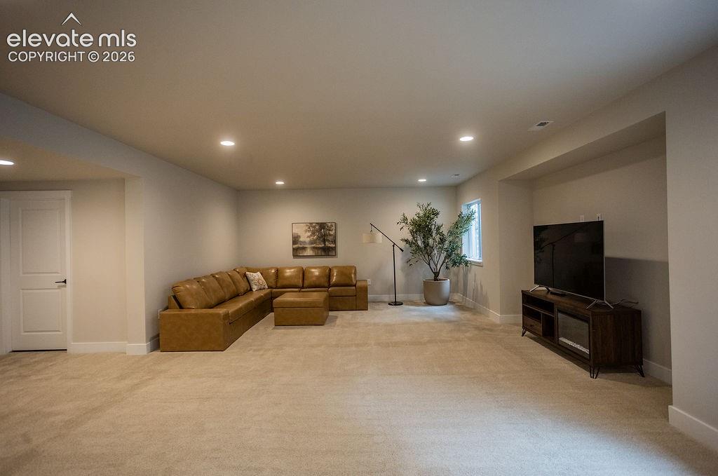 Image 31 of 42: Family Room