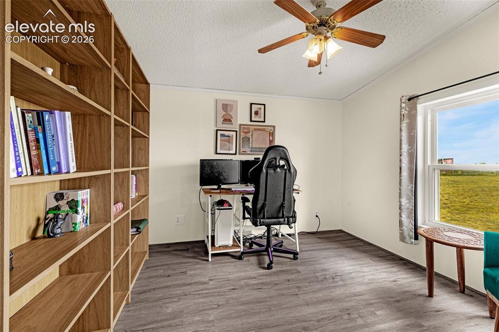 Image 16 of 23: Bedroom