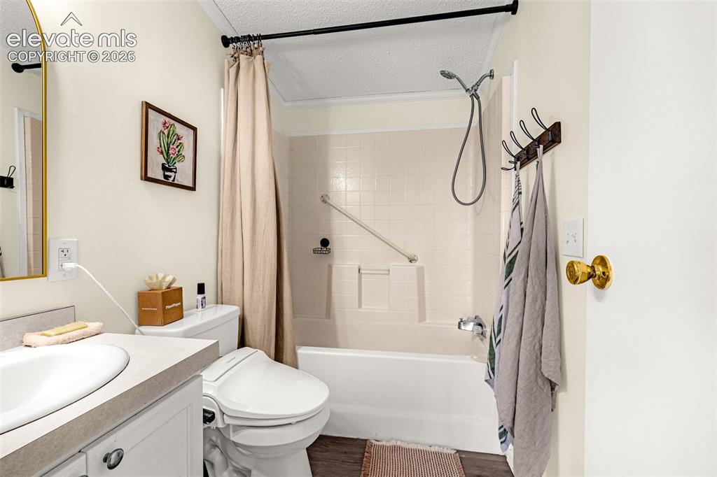 Image 18 of 23: Bathroom