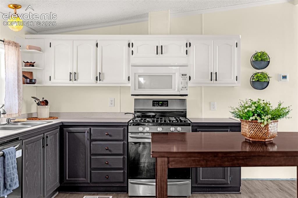 Image 5 of 23: Kitchen