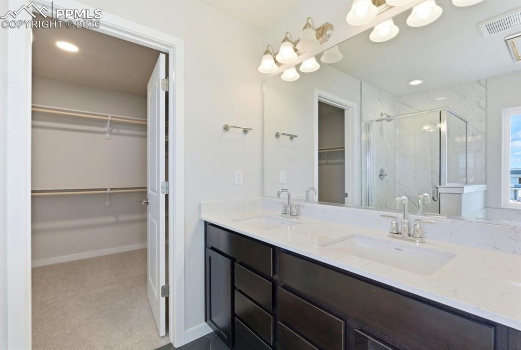 Image 33 of 36: Bathroom