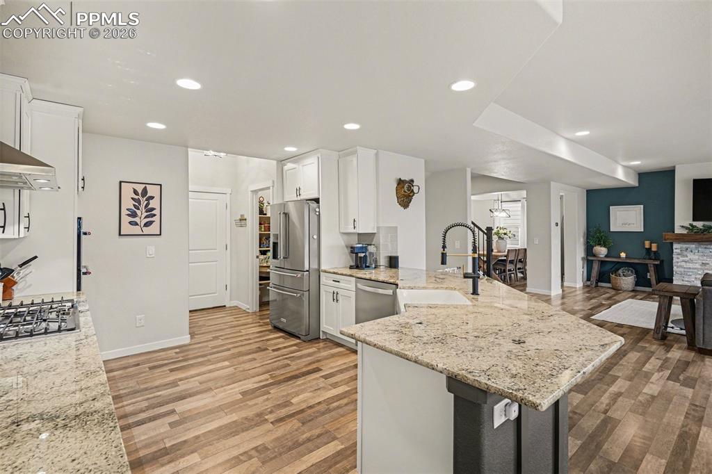 Image 10 of 40: Kitchen