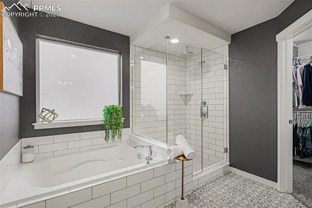 Image 22 of 40: Bathroom