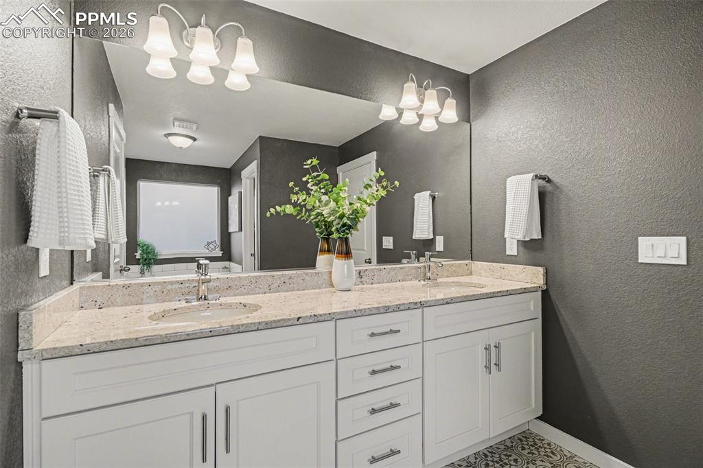 Image 23 of 40: Bathroom