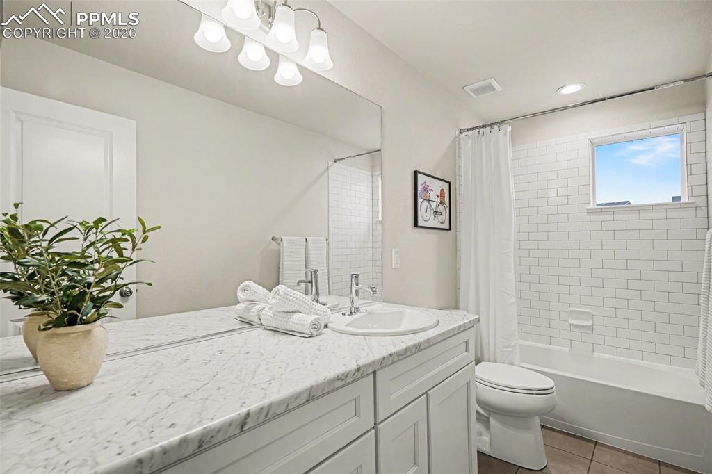 Image 28 of 40: Bathroom