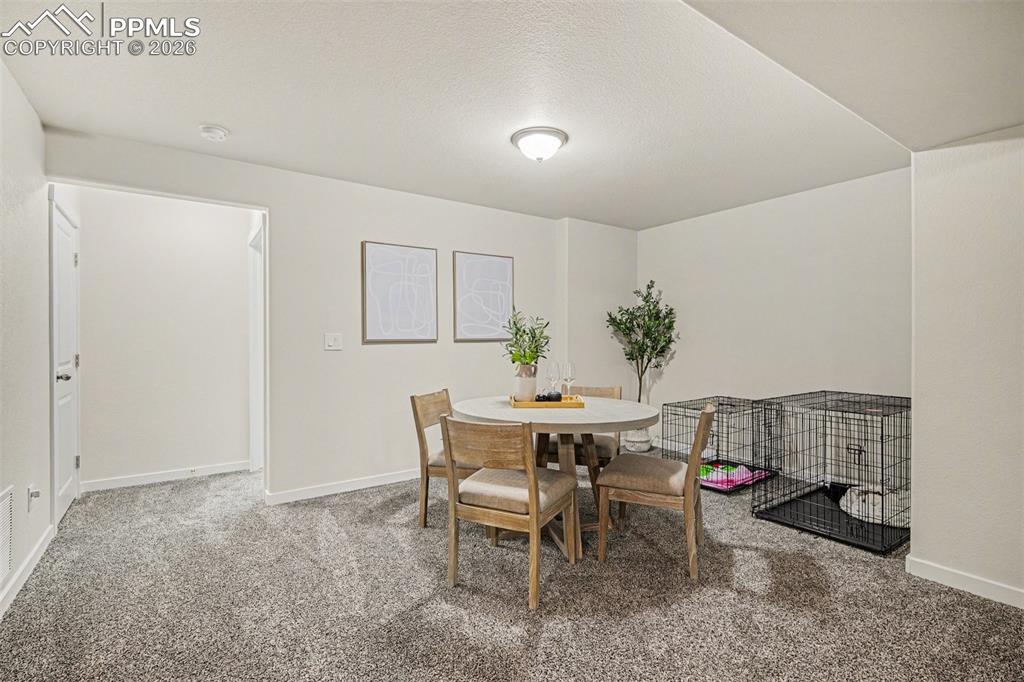 Image 33 of 40: Dining Area