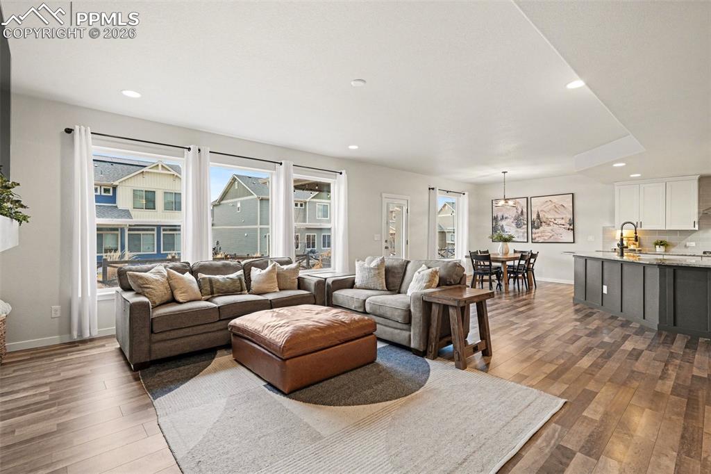 Image 5 of 40: Living Room