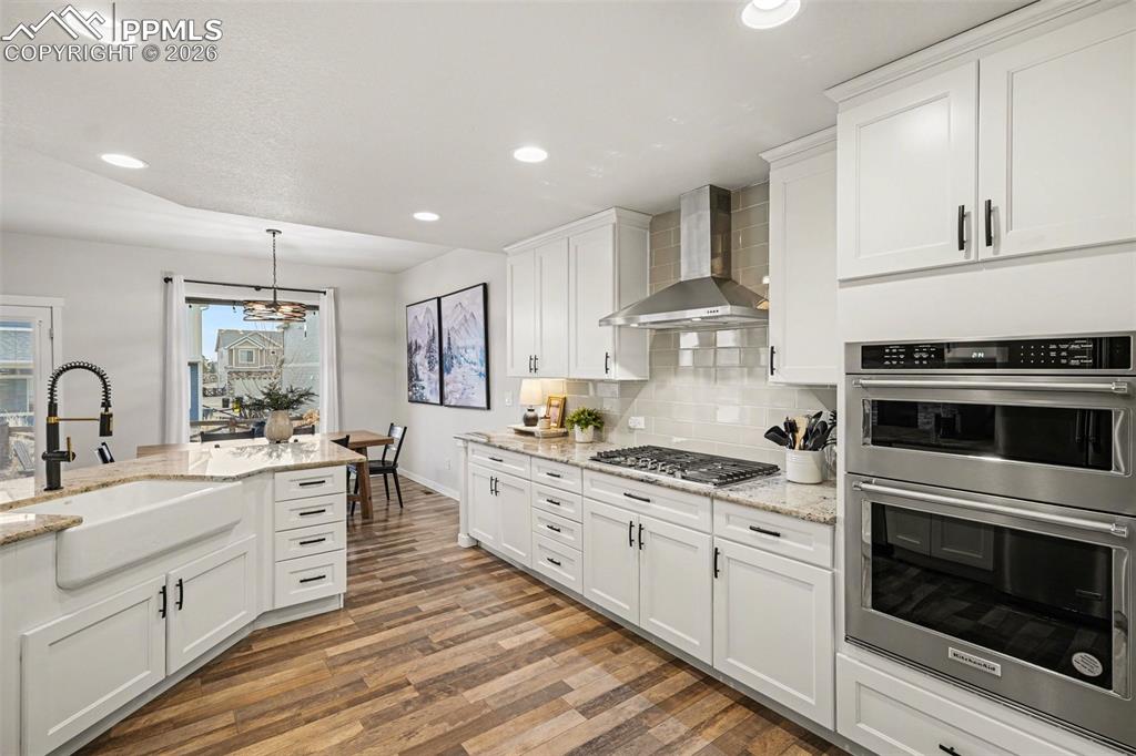 Image 7 of 40: Kitchen